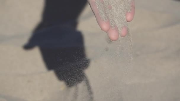 Superzeitlupe der Hand mit Schatten und Sand — Stockvideo