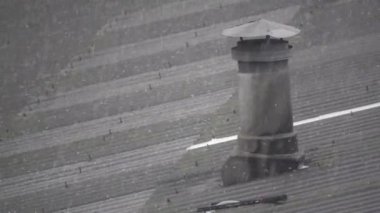 Süper ağır çekim Bacada asbest çatı üzerinde yağıyor