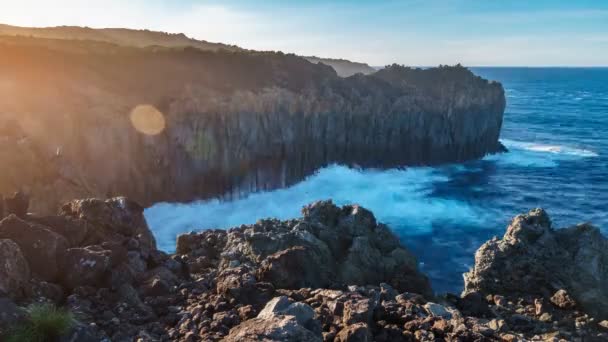 Глубокий скала над Атлантическим океаном на закате с лучевыми огнями Timelapse — стоковое видео