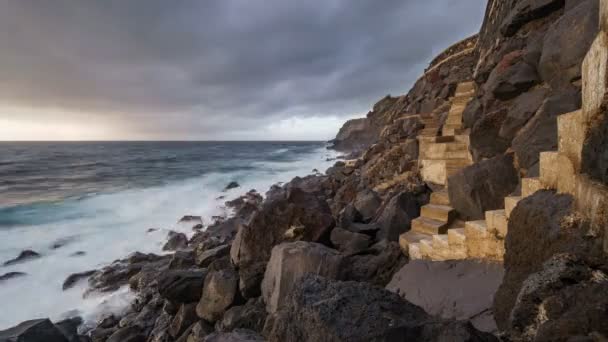 Atlantische Oceaan time-lapse, vulkanische kust — Stockvideo