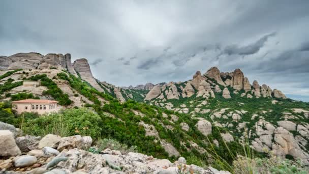 Montserrat hegyi idő telik el — Stock videók