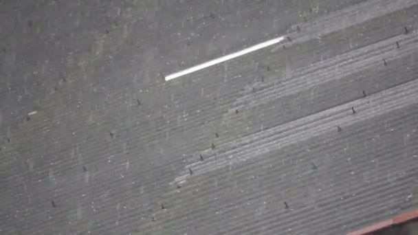 Granizo sobre el techo de asbesto en cámara súper lenta — Vídeo de stock