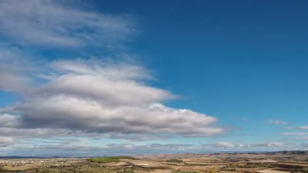 Wolkenzeitraffer mit Hügeln von links nach rechts — Stockvideo