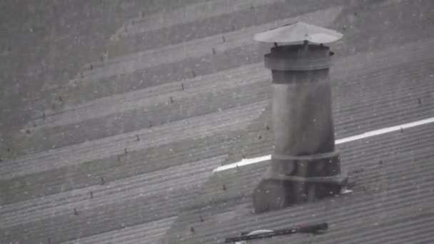 Granizo sobre techo de asbesto con chimenea en cámara súper lenta — Vídeo de stock