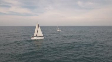 Yelkenli için yaklaşıyor