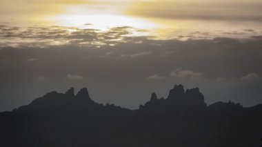 Montserrat dağlar manzarası üzerinden günbatımı