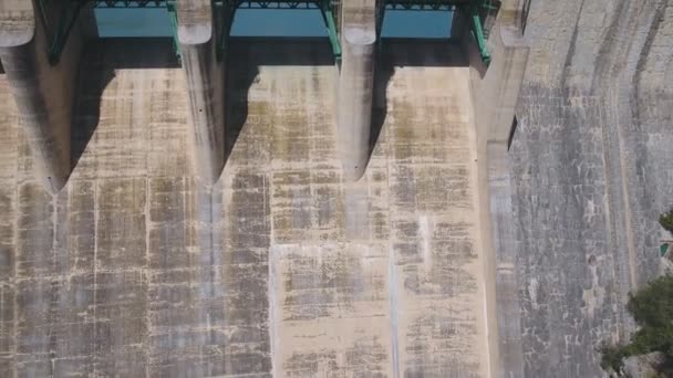 Survol du drain du barrage, caméra ascendante — Video