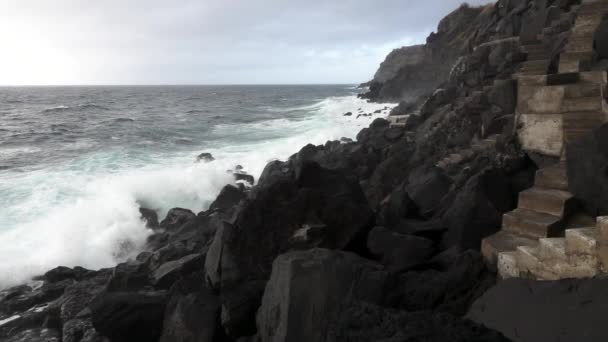 Costa volcánica y olas rompiendo, cámara súper lenta — Vídeos de Stock