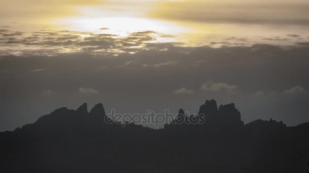 Puesta de sol sobre montañas montserrat horizonte — Vídeo de stock