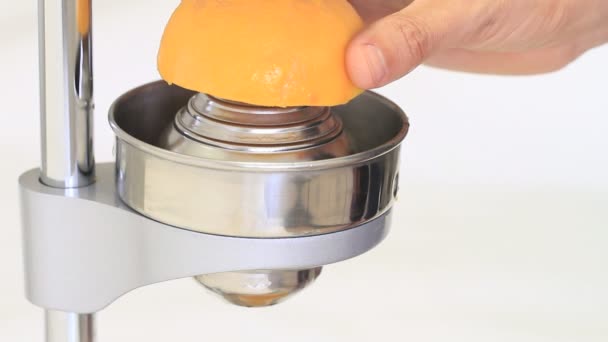 Squeezing orange juice — Stock Video