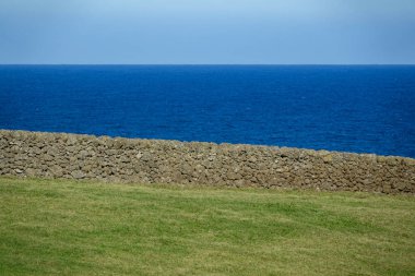 Taş duvar Okyanusu yakın