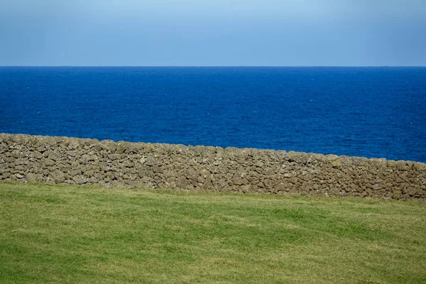 Stone wall near ocean — Stock Photo, Image