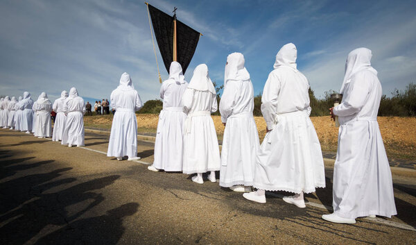 Пасхальное традиционное шествие в братстве с туристическими тенями
