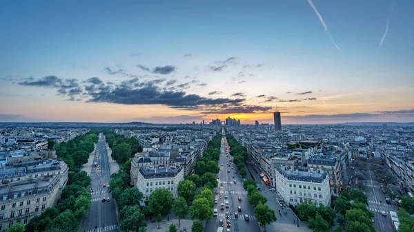 Silhuett av Paris med la defense i solnedgången — Stockfoto
