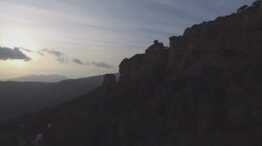 Alacakaranlıkta Montserrat zirveleri ile Dağları üzerinde uçan