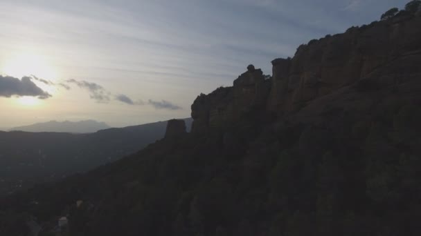 Flygande över bergen med Montserrat toppar i skymningen — Stockvideo