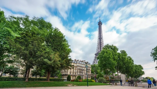 Eiffeltornet med bil och turist vandringsleder och molnig himmel — Stockfoto