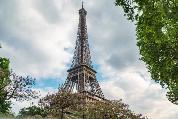 La torre Eiffel y el cielo nublado —  Fotos de Stock