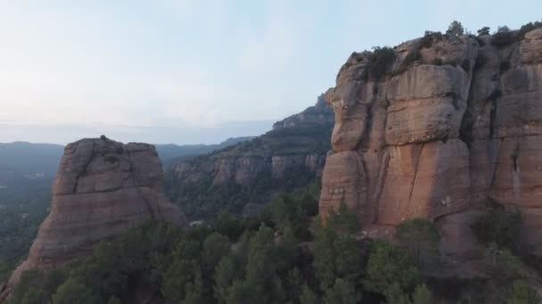 Volando sobre picos rocosos al atardecer — Vídeo de stock