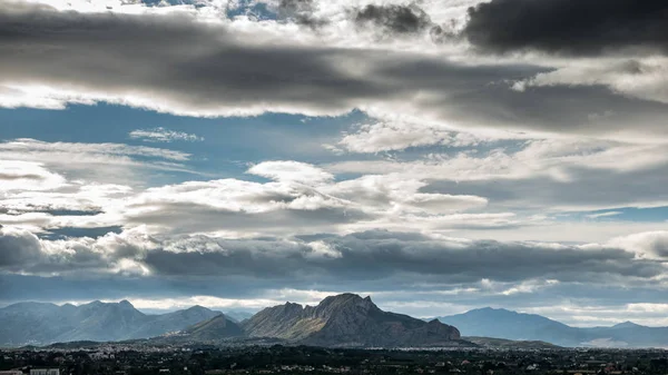 Bergen en donkere wolken — Stockfoto