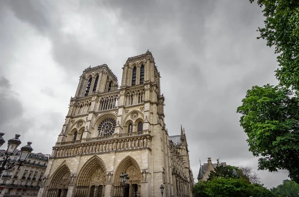 Katedrála Notre Dame v Paříži s temné mraky — Stock fotografie