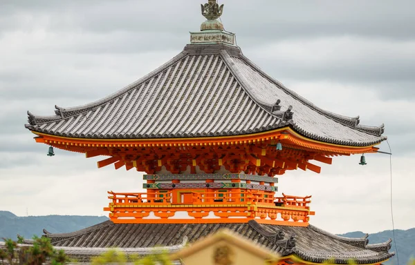 Japonsko pagoda closeup přes oblohu — Stock fotografie