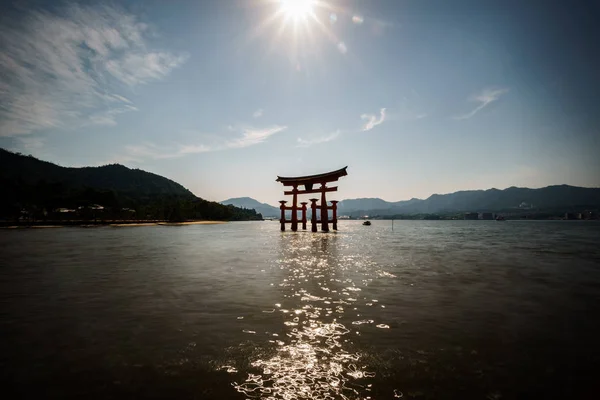 При Іцукусіма острів і плаваючі Torii ворота в Японії. підсвічуванням — стокове фото