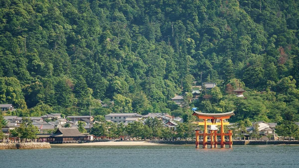 При Іцукусіма острова і плаваючі Torii ворота в Японії. — стокове фото