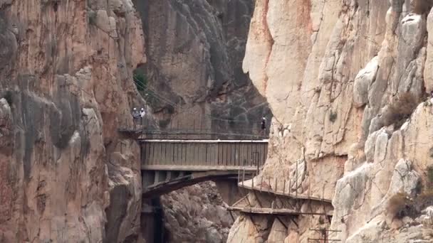 El Caminito del Rey zoomar ut från sista bron, rutt slutet — Stockvideo