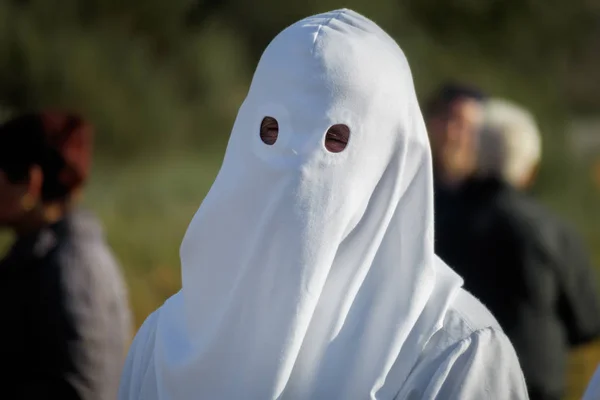 Pasen traditionele processie gelovige close-up achter lijkwade — Stockfoto