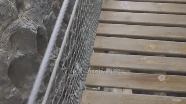 Cañón profundo en El Caminito del Rey con puente final, final de ruta — Vídeo de stock