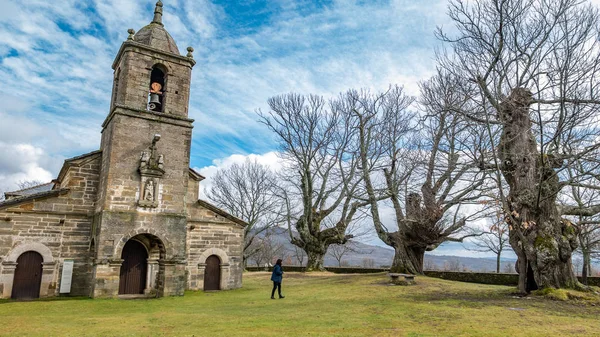 Gamla kastanjeträd och gamla kapellet med 1 turist — Stockfoto