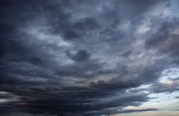 Cloudy sky, dark clouds, close storm — Stock Photo, Image