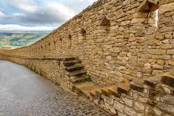 Vecchio muro e cielo, prospettiva — Foto Stock