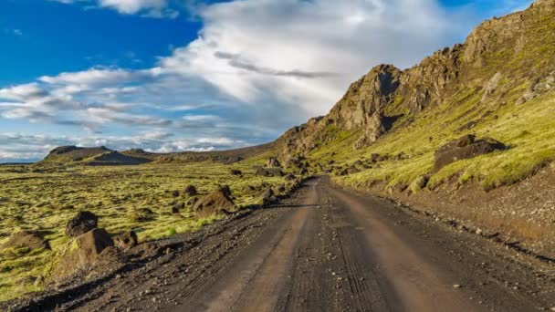 Campos de lava cobertos de musgo e lapso de tempo de pista na Islândia — Vídeo de Stock
