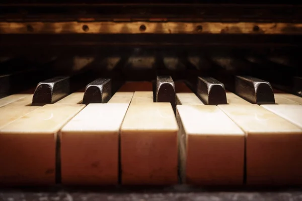 Närbild av antika pianotangenter — Stockfoto