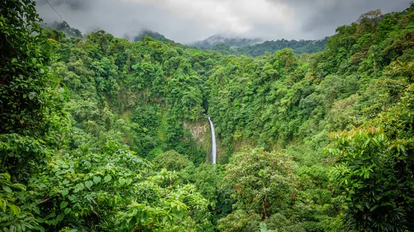 La Fortuna de San Carlos vattenfall ovanifrån i Costa Rica — Stockfoto