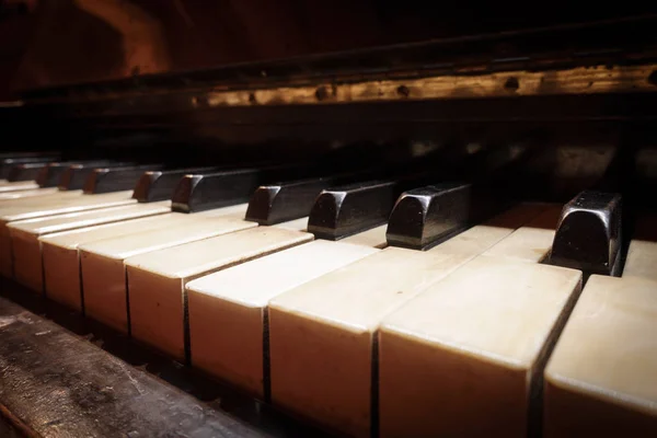 Closeup of antique piano keys, perspective view — Stock Photo, Image