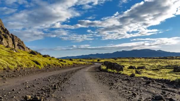 Mos bedekte lava velden en track time-lapse in IJsland — Stockvideo