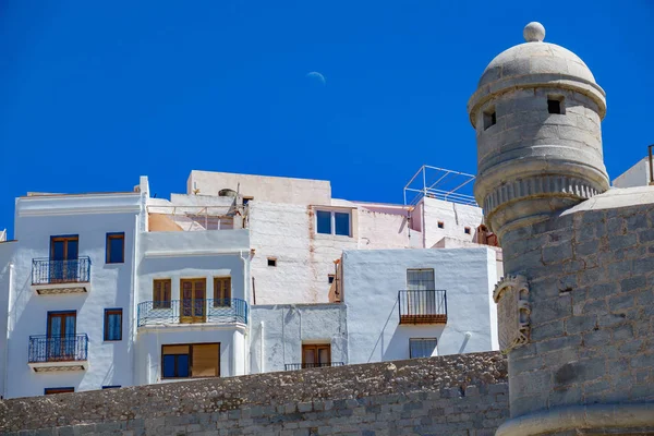Casas tradicionais, lua e parede do castelo — Fotografia de Stock
