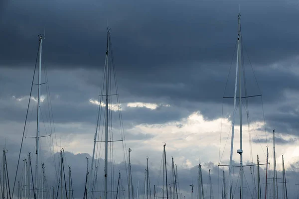 Segelbootmast vor wolkenverhangenem Himmel — Stockfoto