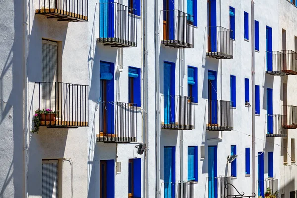 Fachada blanca, balcón azul — Foto de Stock