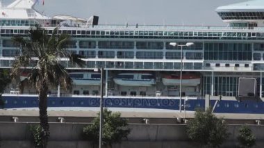 Okyanus gemisi yürüyen turist ile uzun atış