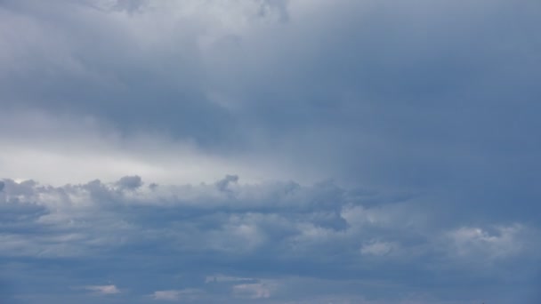 Vackra molnlandskap i skymningen — Stockvideo