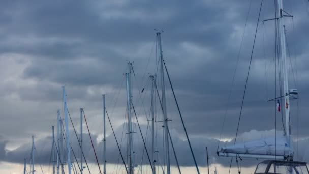 Segelbåt mast timelapse mot en grumlig stormig himmel — Stockvideo