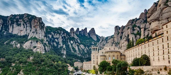 Mosteiro de Santa Maria de Montserrat e montanha — Fotografia de Stock