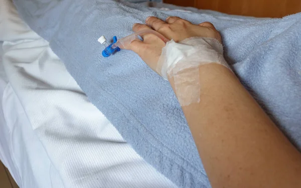 Patiënt hand met intraveneuze lijn — Stockfoto