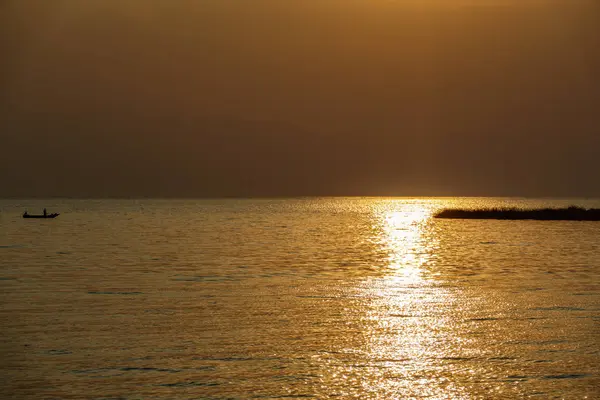 船在日落时分抵达海岸 — 图库照片