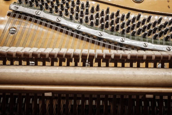 Gamla vintage piano strängar — Stockfoto