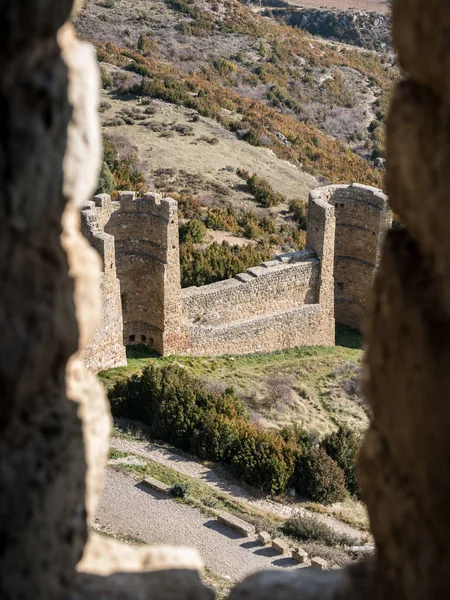 Burgmauer durch Fenster — Stockfoto